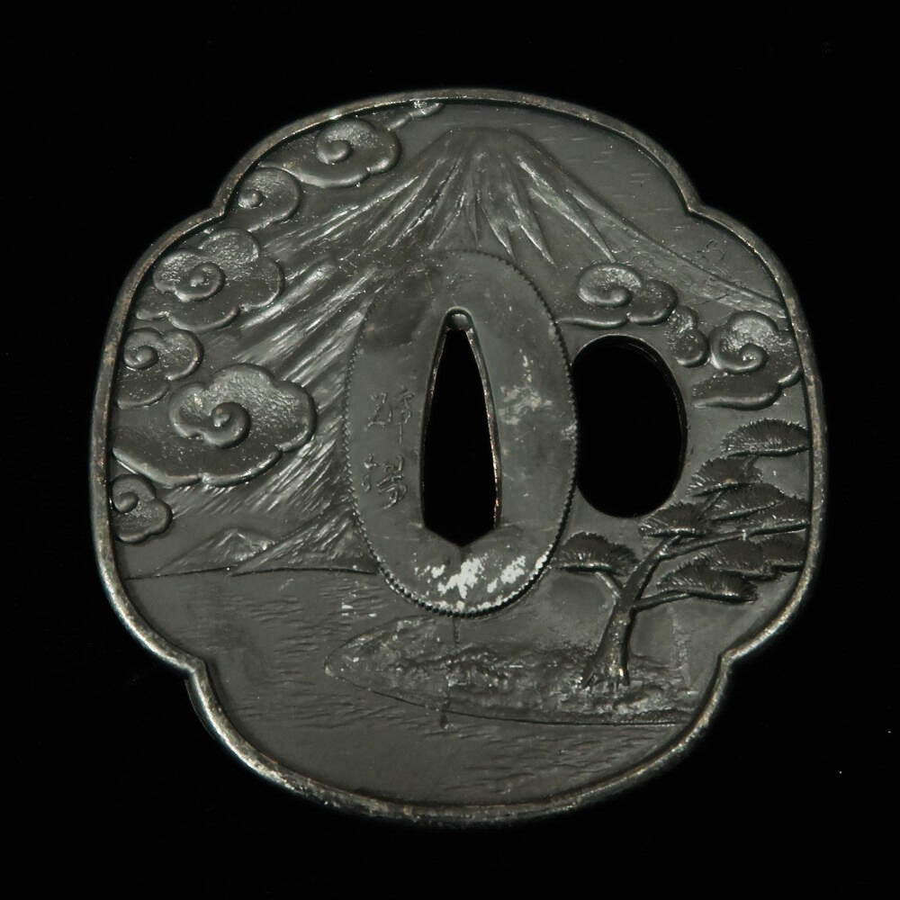 Tsuba de katana japonesa decorativa com tema de carpa koi
