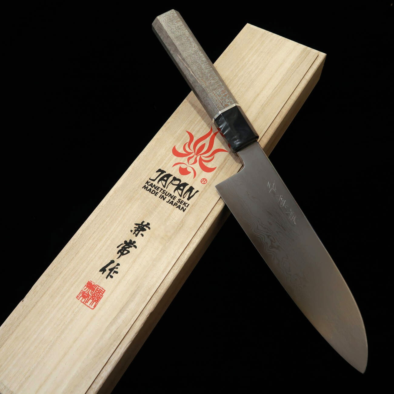 KANETSUNE Kanetsune Yohki Serie Santoku japonés, Aogami #1 Damasco KC-457, mango de madera estabilizada (180 mm)
