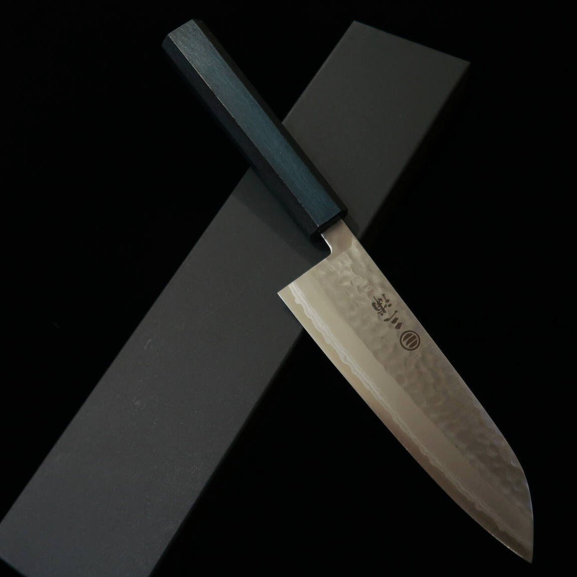 Miura MIURA Santoku VG10 Damasco martillado Hanagasumi mango azul (165 mm)
