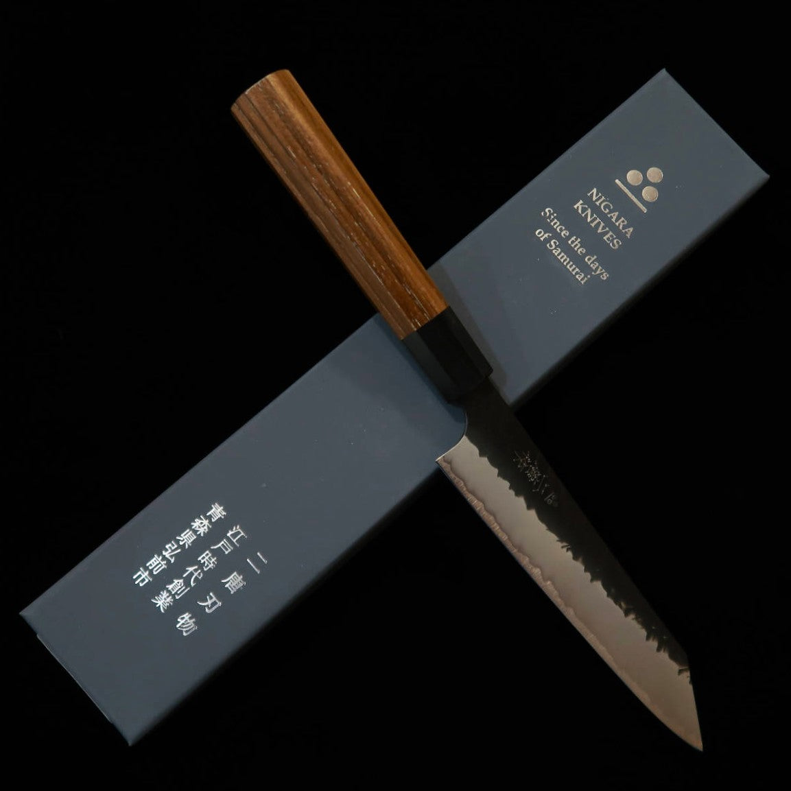 Couteau Kiritsuke d'office (Petty) Nigara (Nigara Hamono), acier SG2, finition Tsuchime Kurouchi (martelé et forgé brut), manche octogonal en teck (150 mm)