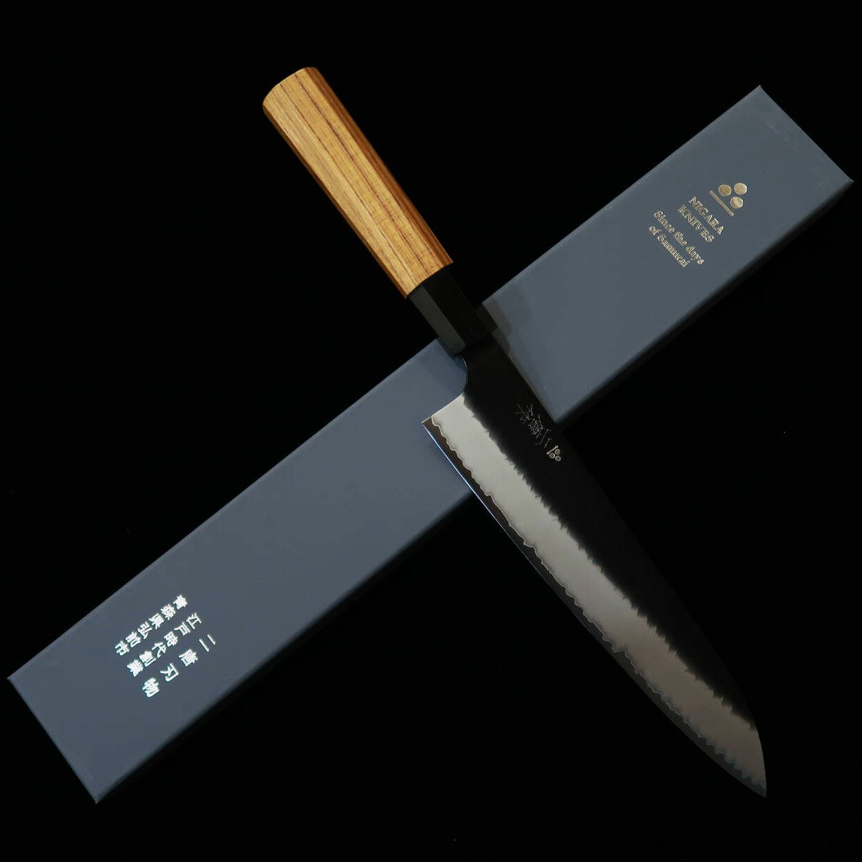 Couteau de chef (Gyuto) Nigara (Nigara Hamono), acier SG2, finition Tsuchime Kurouchi (martelé et forgé brut), manche octogonal en teck (240 mm)