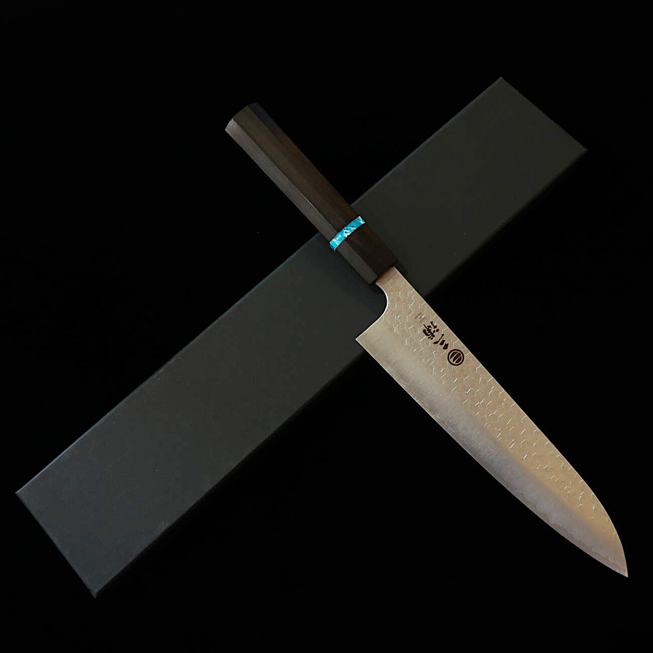 Miura (三浦) Couteau de chef (Gyuto) SG2 martelé, avec manche octogonal en ébène et turquoise (210mm)