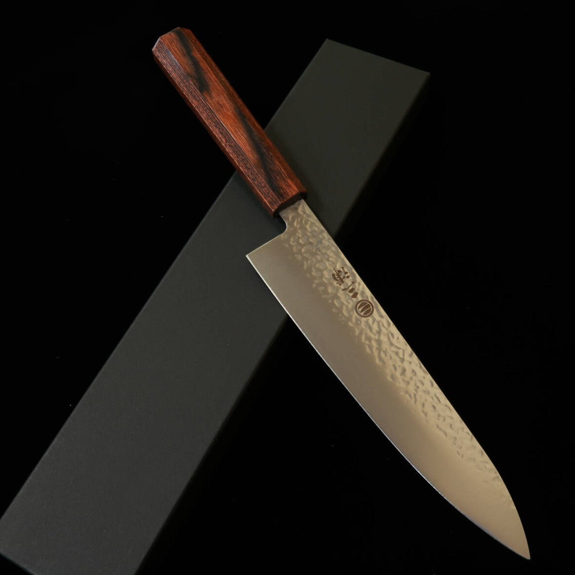 三浦MIURA 牛刀 AUS8 鎚目 マット 赤合板八角柄(210mm)