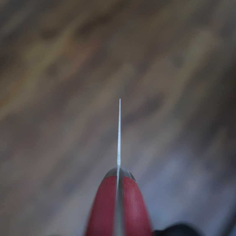 Gyuto SUISIN INOX PREMIUM Cabo em Micarta Vermelha/Branca (210/240cm)