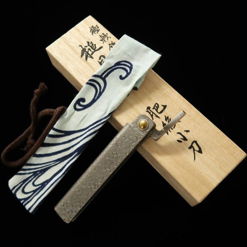 Canivete japonês TOMITA em Shirogami No.2 acabamento martelado com caixa de madeira paulownia e tecido para armazenar (75mm)