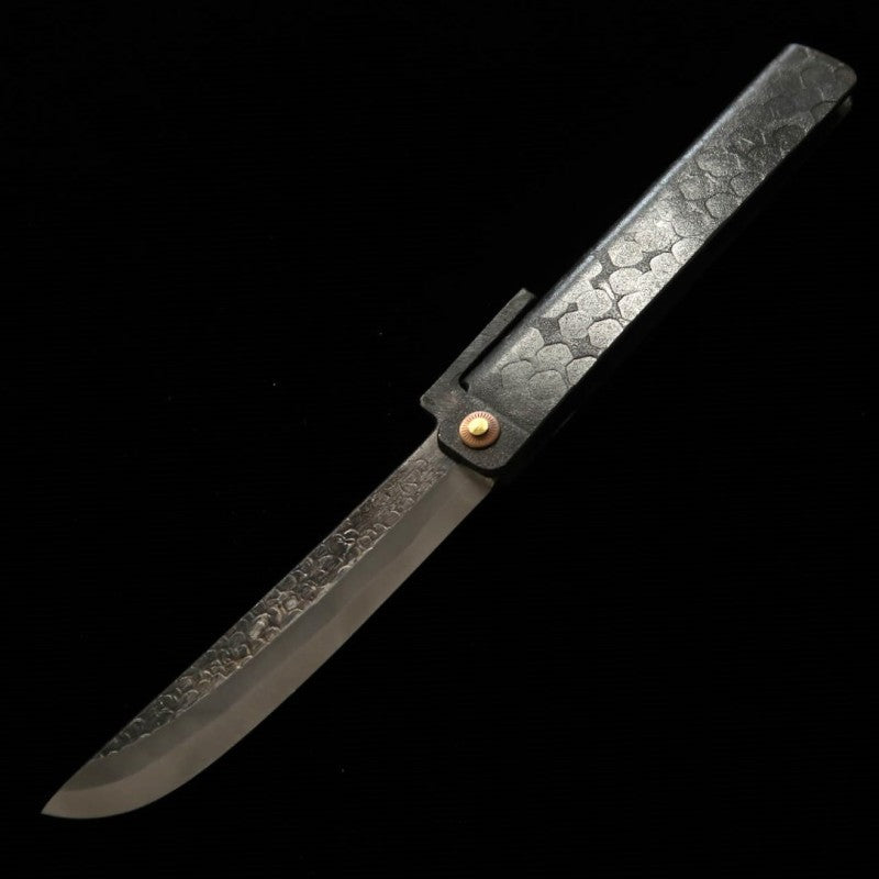 Tomita Higo no Kami, acier fer doux forgé, grande lame style épée martelée, finition kuro-uchi, avec coffret en paulownia et pochette de rangement (90 mm)