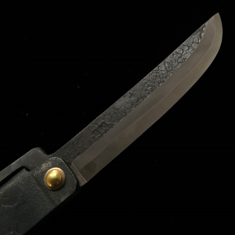 Tomita Higo no Kami, acier fer doux forgé, grande lame style épée martelée, finition kuro-uchi, avec coffret en paulownia et pochette de rangement (90 mm)