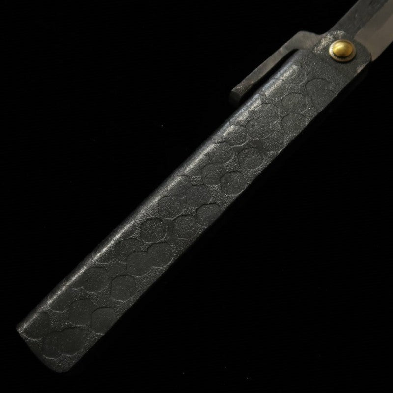 Tomita Higo no Kami, acier fer doux forgé, grande lame style épée martelée, finition kuro-uchi, avec coffret en paulownia et pochette de rangement (90 mm)