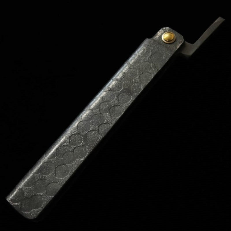 Tomita Higo no Kami, acier fer doux forgé, grande lame style épée martelée, finition kuro-uchi, avec coffret en paulownia et pochette de rangement (90 mm)