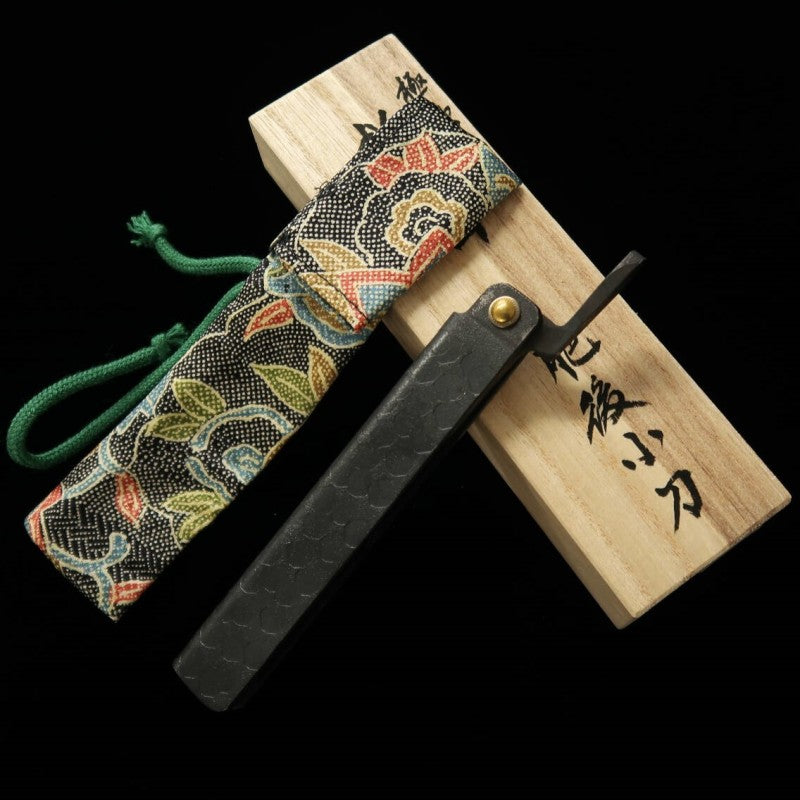 Tomita Higo no Kami, acier fer doux forgé, grande lame style épée martelée, finition kuro-uchi, avec coffret en paulownia et pochette de rangement (90 mm)