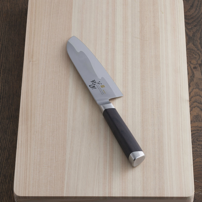 SEKI MAGOROKU 関孫六 15000ST AE-5301 Pequeño santoku (145 mm)