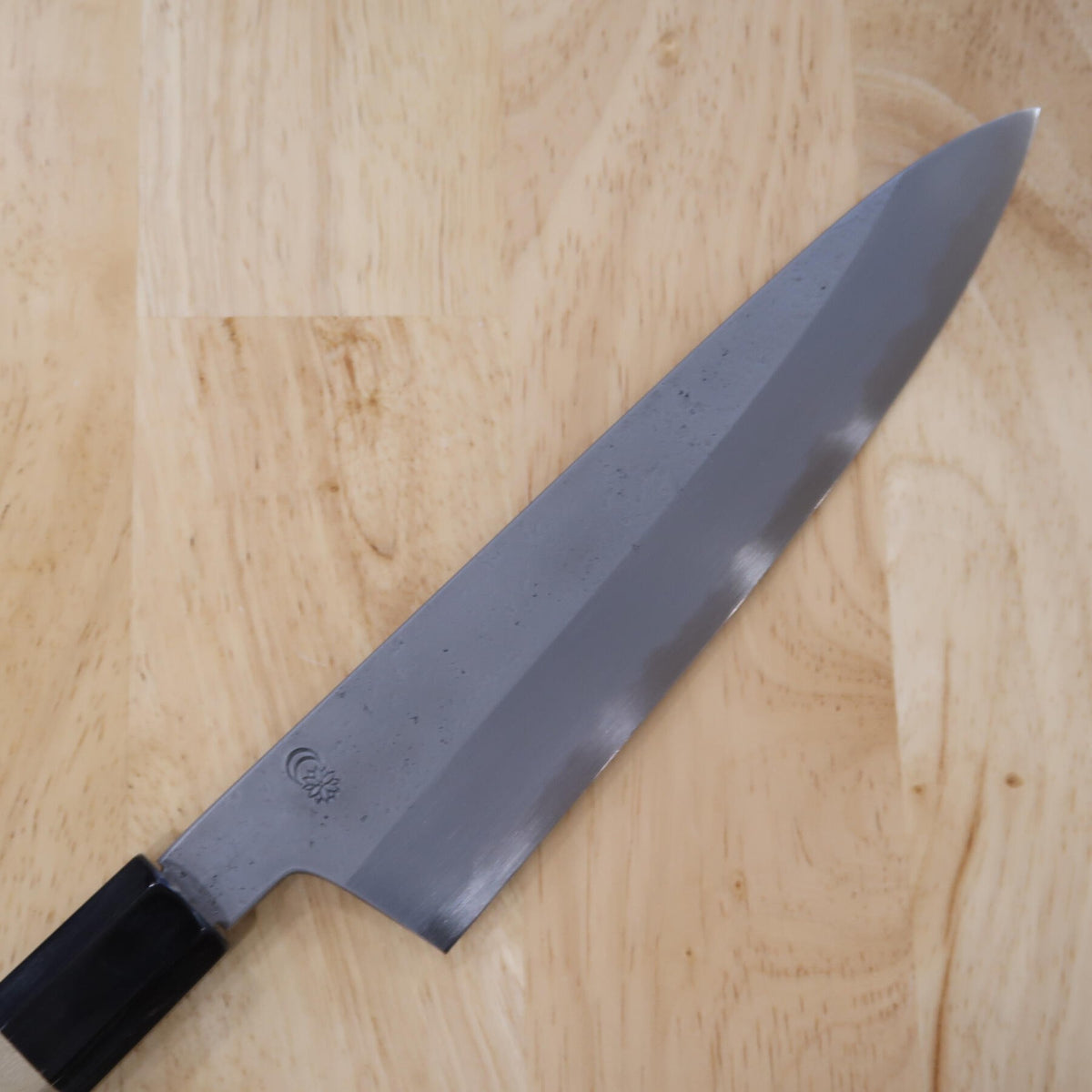 Sakai Kikumori Kikuzuki Nashiji Gyuto Acier Blanc n°2 manche octogonal en magnolia (210 mm)