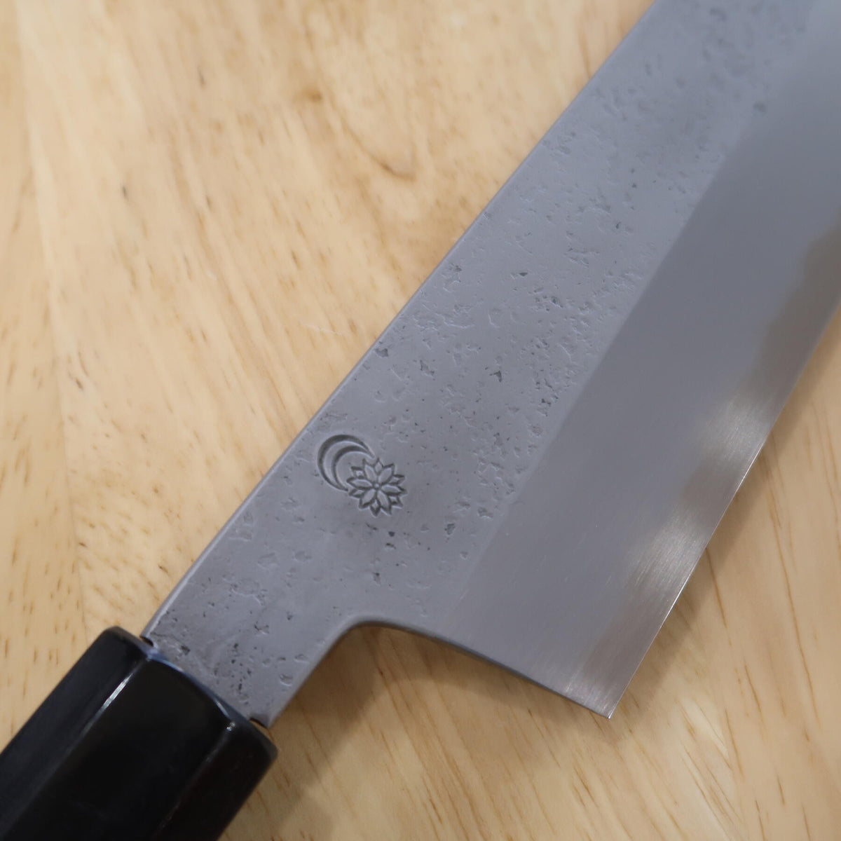 Sakai Kikumori Kikuzuki Nashiji Gyuto Acier Blanc n°2 manche octogonal en magnolia (210 mm)