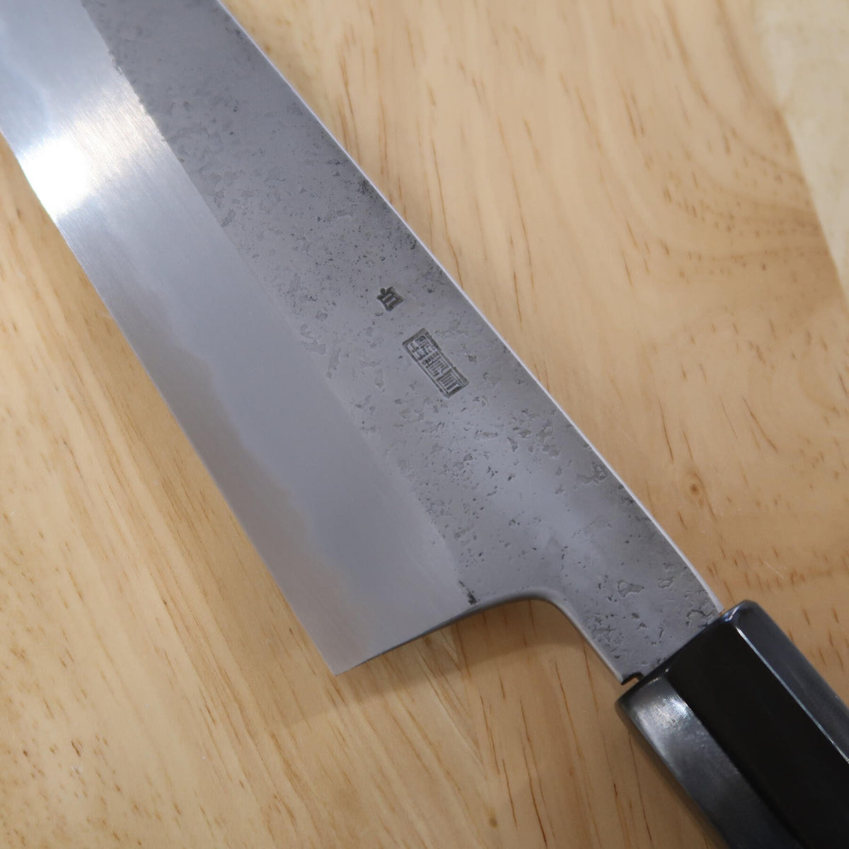 Sakai Kikumori Kikuzuki Nashiji Gyuto Acier Blanc n°2 manche octogonal en magnolia (210 mm)