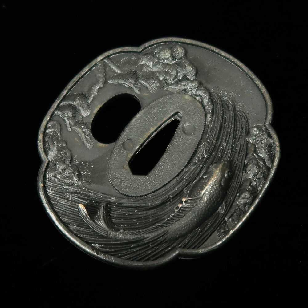Tsuba de katana japonesa decorativa com tema de carpa koi