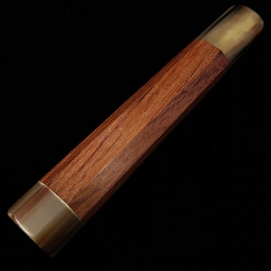 [OUTLET] Cabo Customizado para Faca Yanagiba Madeira de Carlinho com Pontas em Chifre Branco Octogonal (300mm)