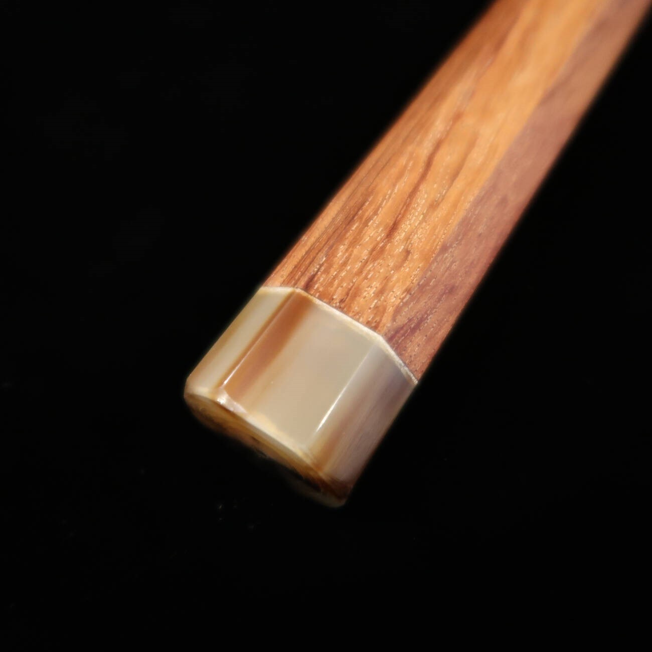 [OUTLET] Cabo Customizado para Faca Yanagiba Madeira de Carlinho com Pontas em Chifre Branco Octogonal (300mm)
