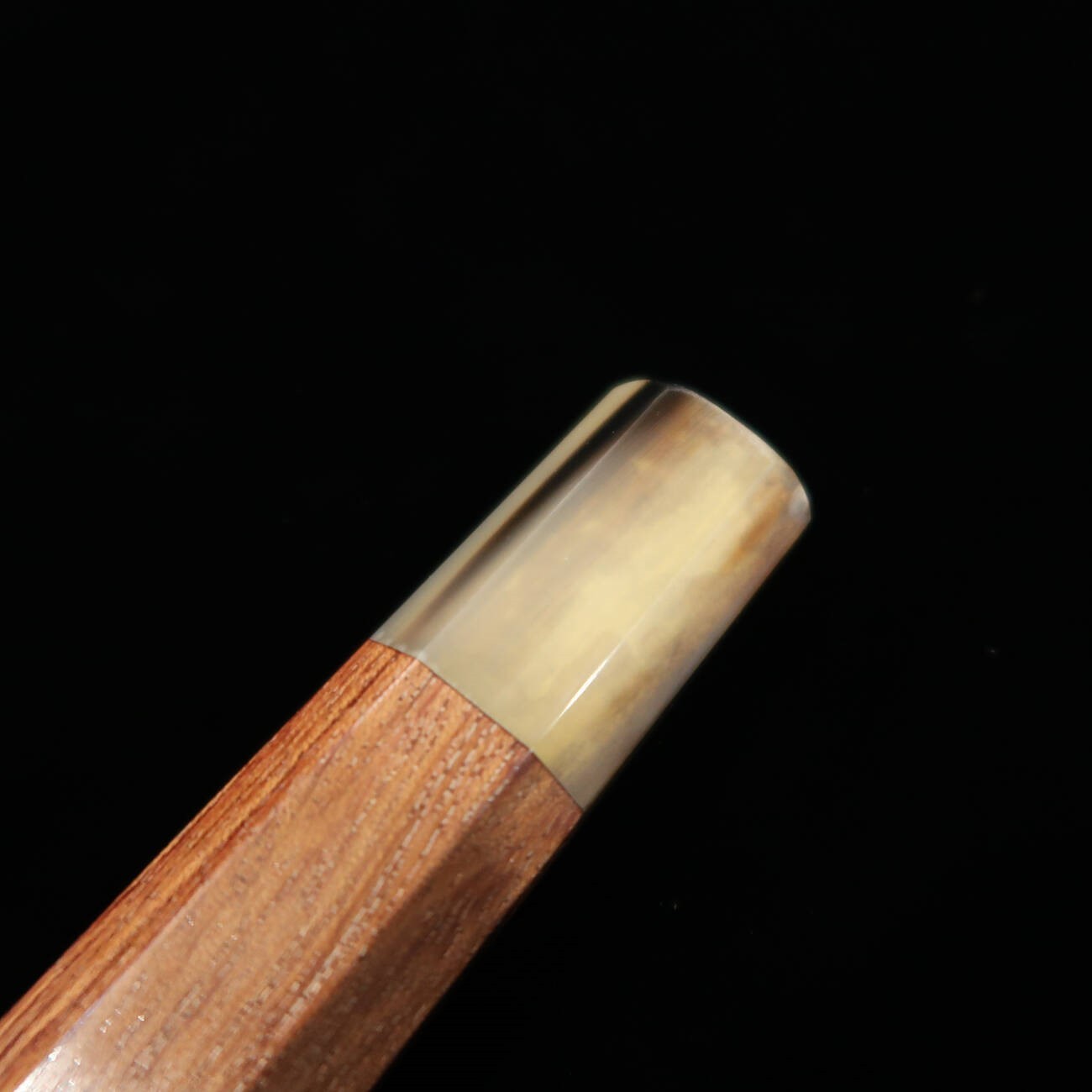 [OUTLET] Cabo Customizado para Faca Yanagiba Madeira de Carlinho com Pontas em Chifre Branco Octogonal (300mm)