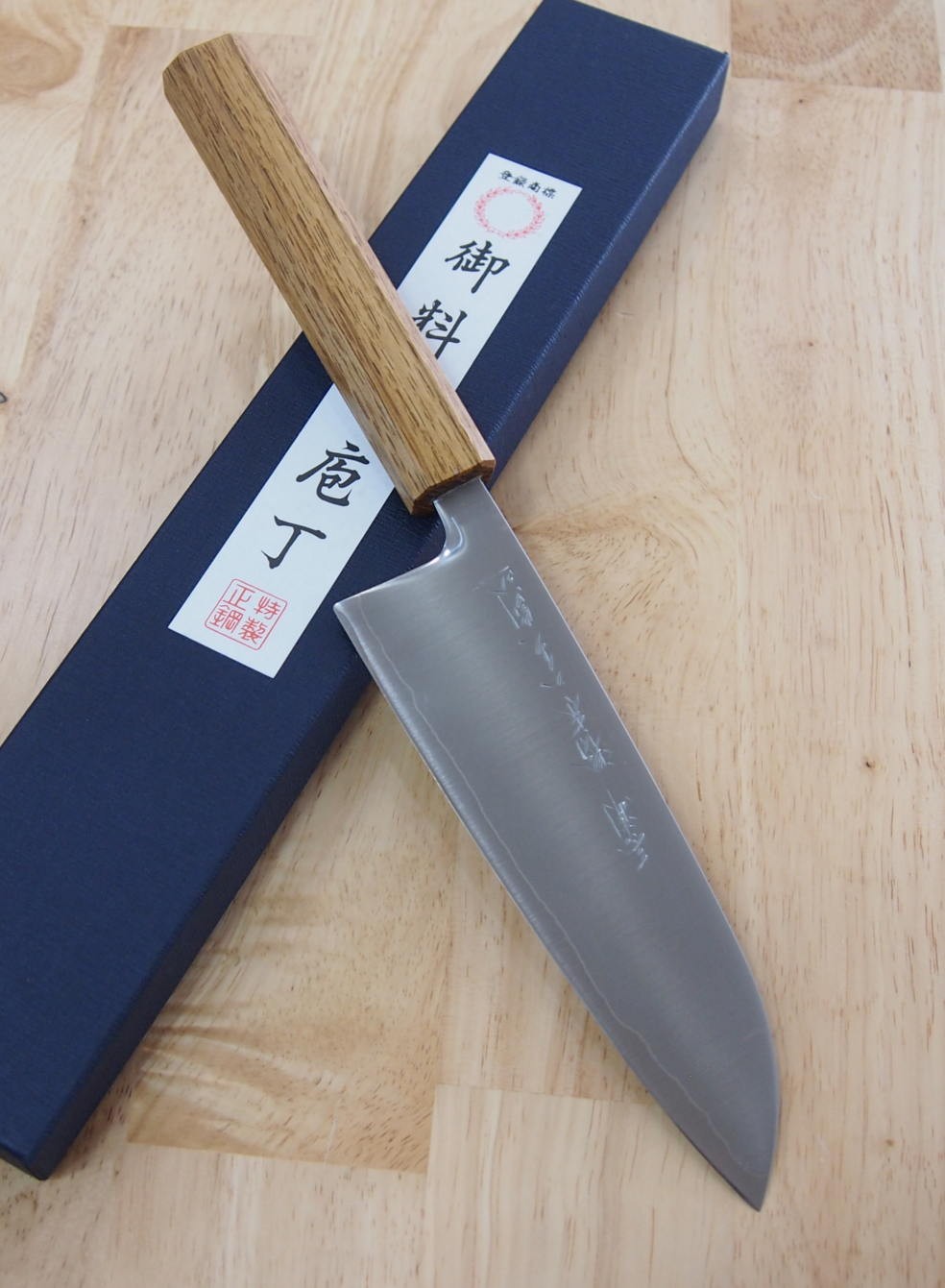Miura 三浦 polvo de acero rápido, santoku, mango de roble octogonal (165 mm)