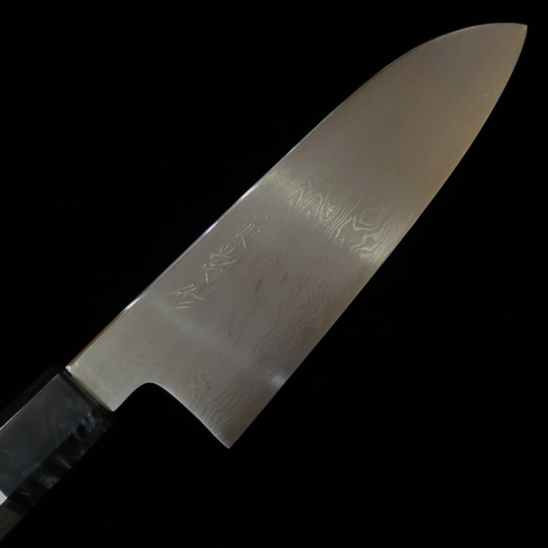 KANETSUNE Kanetsune Yohki Serie Santoku japonés, Aogami #1 Damasco KC-457, mango de madera estabilizada (180 mm)