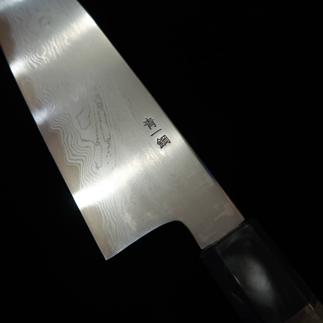 KANETSUNE Kanetsune Yohki Serie Santoku japonés, Aogami #1 Damasco KC-457, mango de madera estabilizada (180 mm)