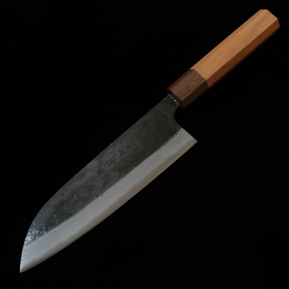 Kamo Hamono Seisakusho Santoku Acero Aogami, acabado negro, Damasco, mango octogonal de sakura (165 mm)