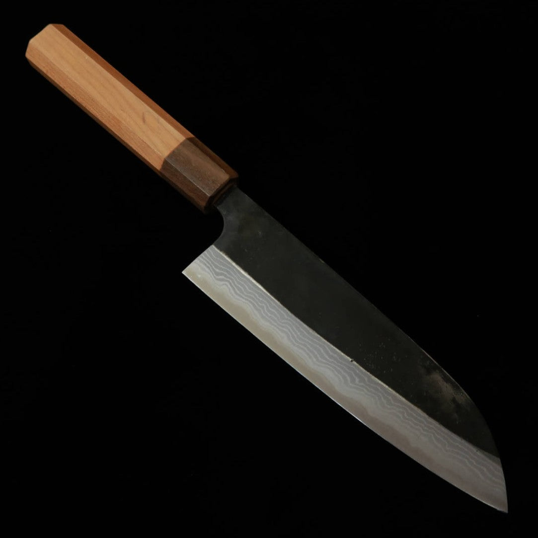 Kamo Hamono Seisakusho Santoku Acero Aogami, acabado negro, Damasco, mango octogonal de sakura (165 mm)
