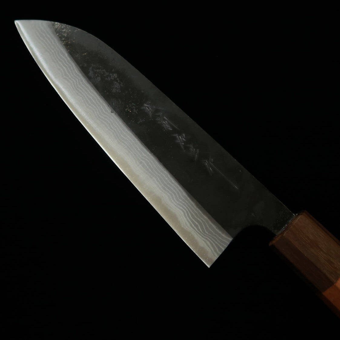 Kamo Hamono Seisakusho Santoku Acero Aogami, acabado negro, Damasco, mango octogonal de sakura (165 mm)