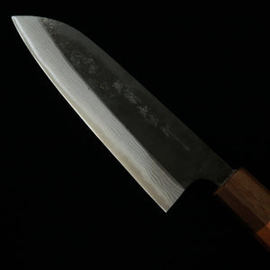 Kamo Hamono Seisakusho Santoku Acero Aogami, acabado negro, Damasco, mango octogonal de sakura (165 mm)