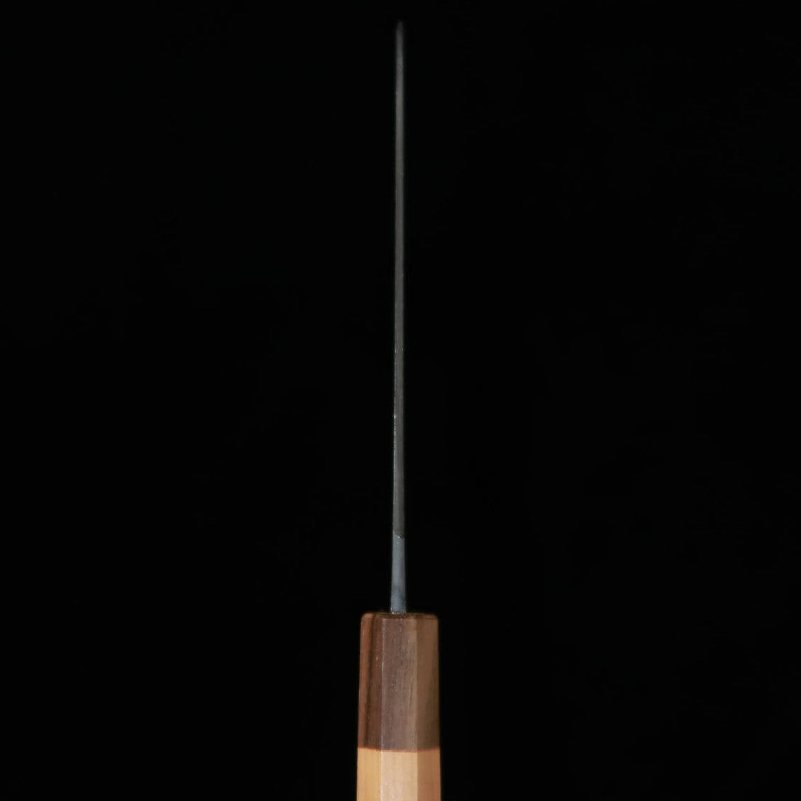 Kamo Hamono Seisakusho Santoku Acero Aogami, acabado negro, Damasco, mango octogonal de sakura (165 mm)