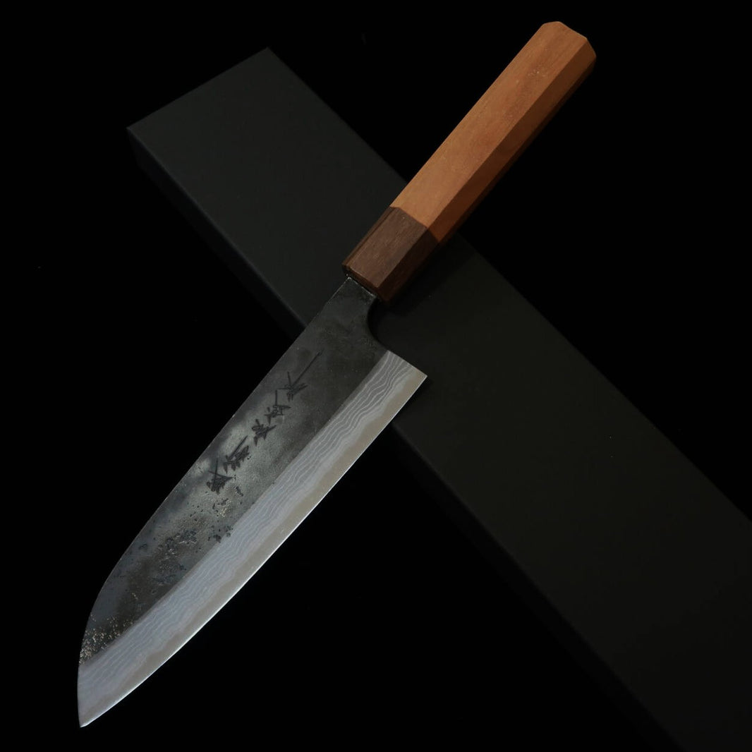 Kamo Hamono Seisakusho Santoku Acero Aogami, acabado negro, Damasco, mango octogonal de sakura (165 mm)