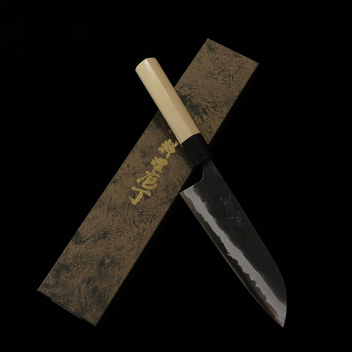 MIURA Santoku - Aogami nº2 - Forjado a negro - Cabo em magnólia tipo castanha com chifre de búfalo (165mm)