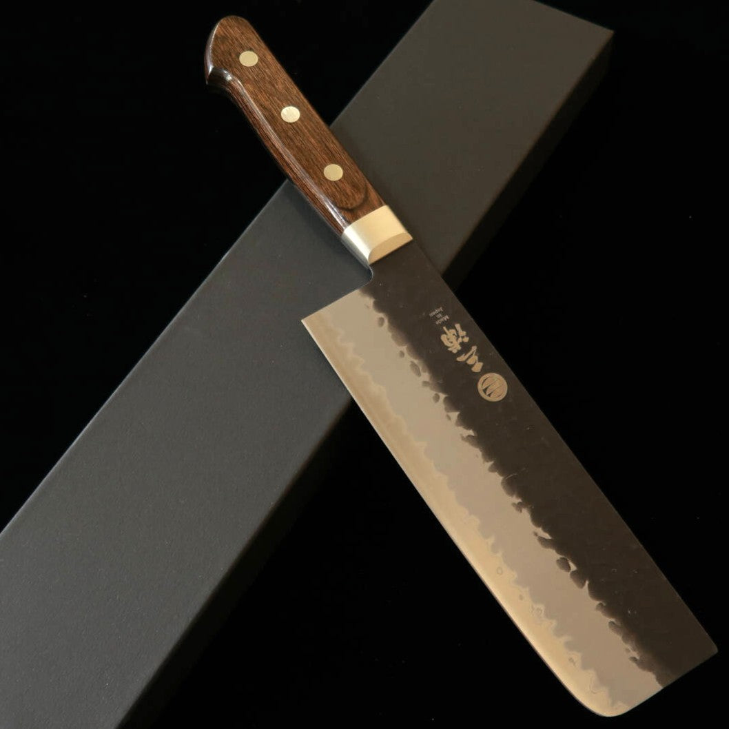 MIURA – Nakiri acier Aogami Super, finition kuro-uchi, martelé, manche brun foncé avec garde (165 mm)