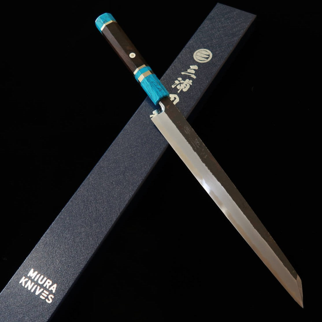 Miura Itadaki MIURA Itadaki por Yoshikazu Tanaka, yanagiba kiritsuke, Shirogami #2, acabamento kuro-uchi, cabo de turquesa (270 mm)