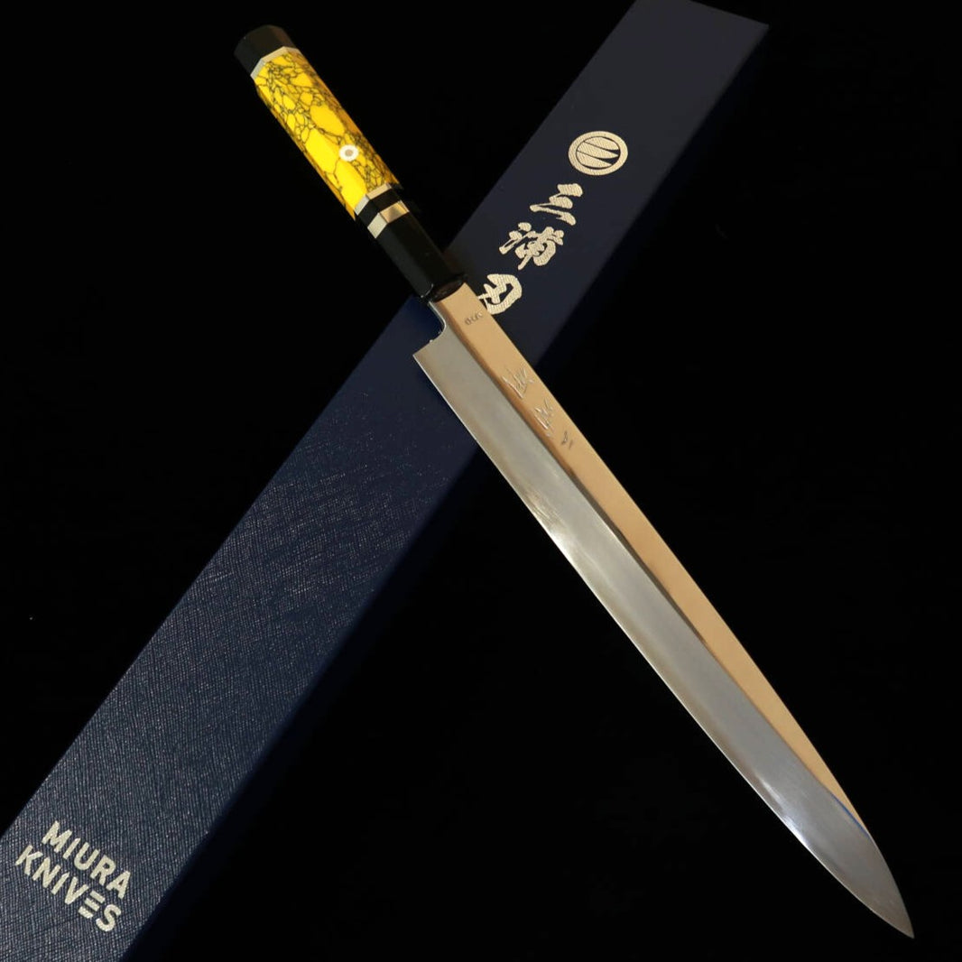 MIURA Obidama – Yanagiba VG10, finition miroir, manche custom jaune (270 mm)