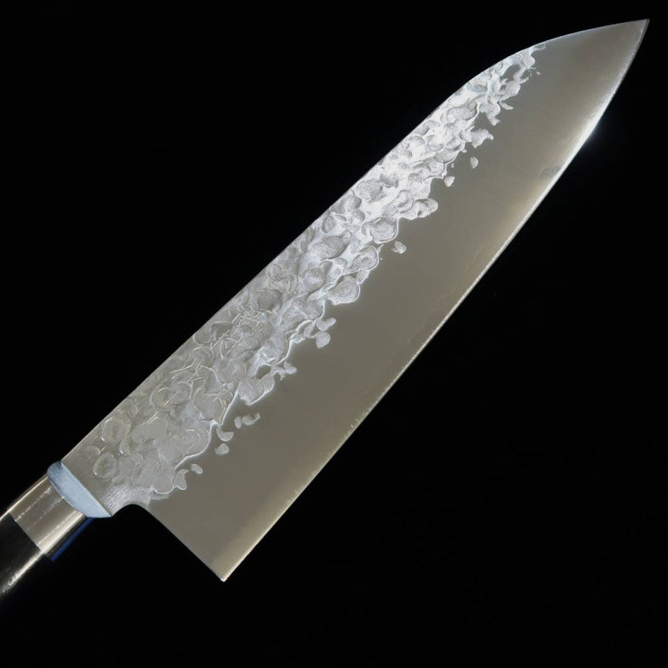 Takamura - Santoku VG10, acabado martillado, mango de compuesto negro (170 mm)