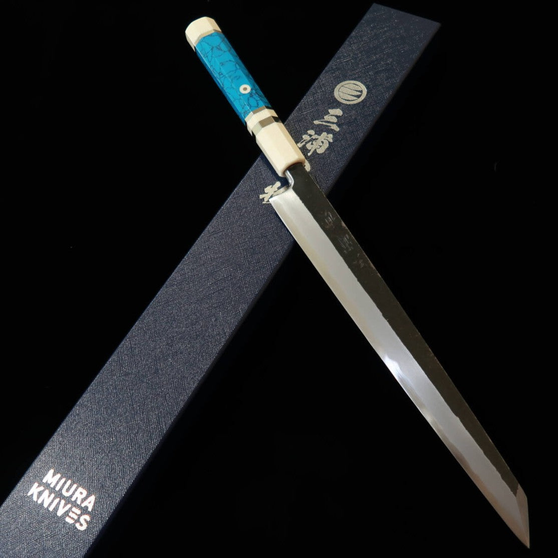 MIURA Itadaki Miura Itadaki – Giichi Tanaka Kiritsuke yanagiba Shirogami n°2, kuro-uchi, manche en turquoise blanc (270 mm)