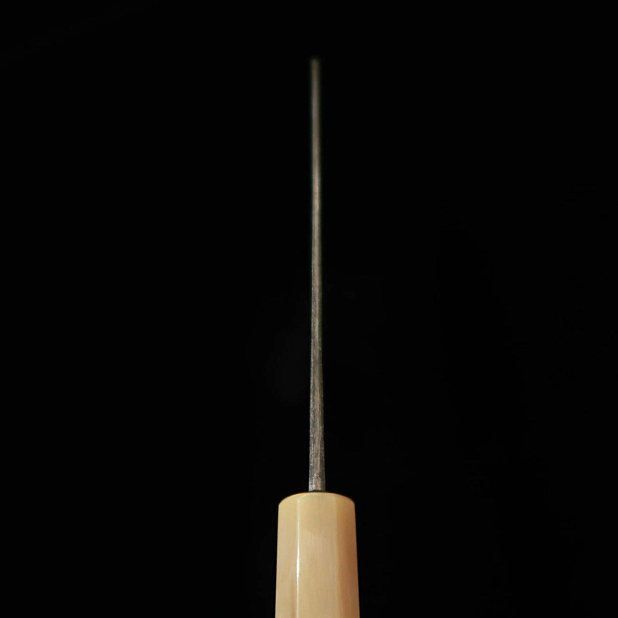 Faca MIURA Itadaki Tanaka Yoshikazu Santoku de Aço Branco Nº2 com Acabamento Kurouchi e Cabo Octogonal de  Magnólia (180mm)