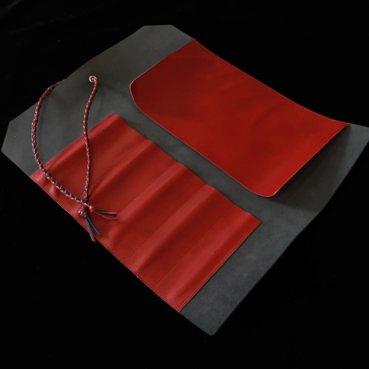 YOKU leatherworks Porta-facas em couro Knife Roll Long Lasting Leather Azul × Vermelho 4 bolsos