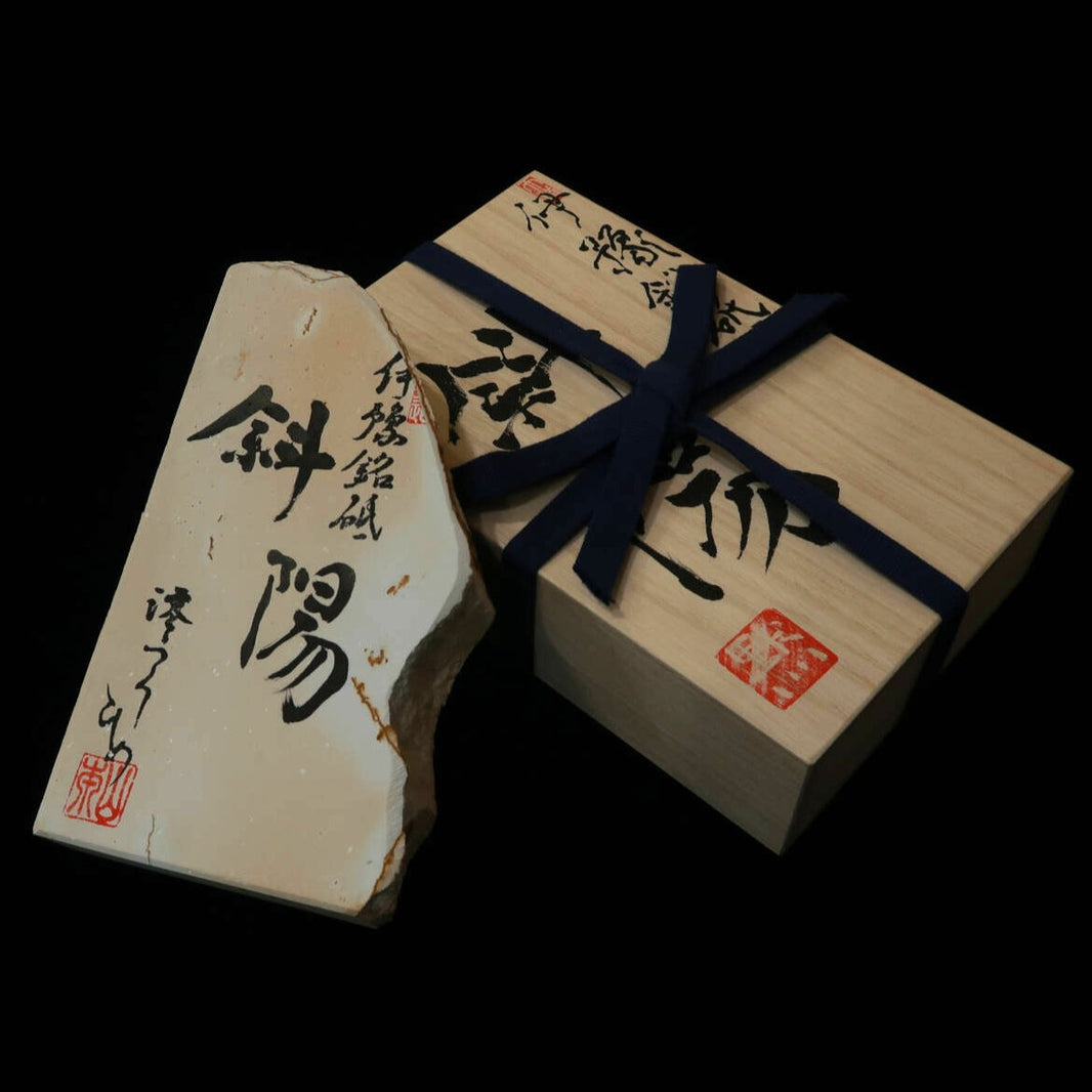 Piedra de afilar natural Miozukushihime Iyo Meito M48 “Shayō”, con caja de madera, 105×186×32 mm