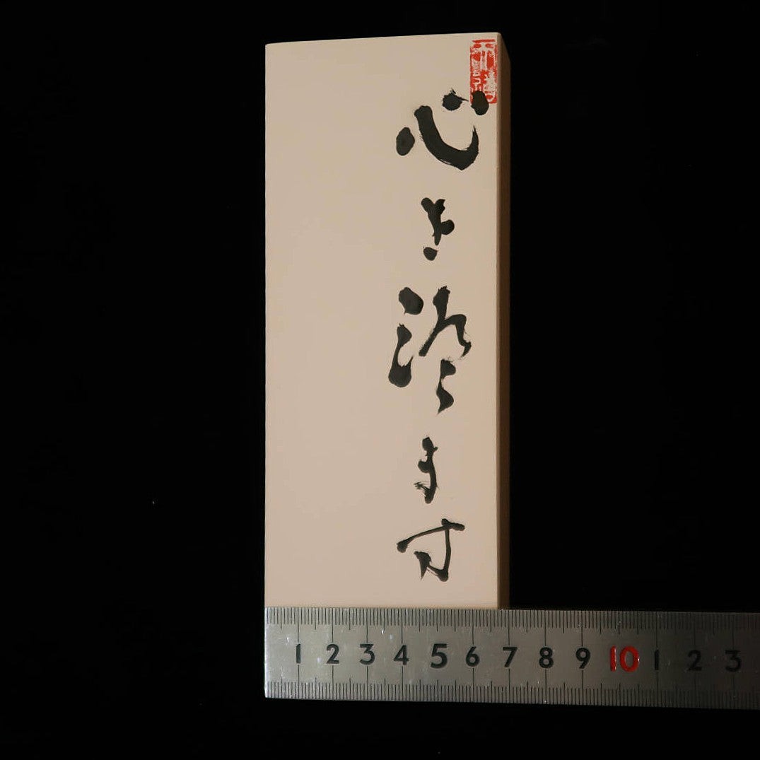 “Kokoro o sumasu” Iyo Meito, pedra de amolar semi-natural, 68×188×29 mm