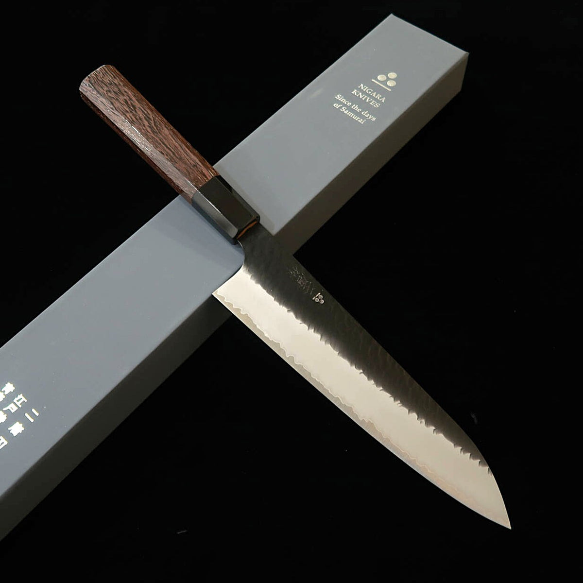 NIGARA – Gyuto SG2, martelé kuro-uchi, manche octogonal en wengé (210 mm)