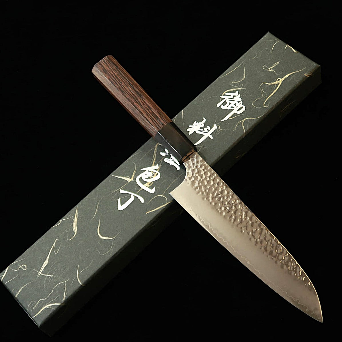 HATSUKOKORO Hatsukokoro Hayabusa, santoku VG10, martelé, manche octogonal en wengé (170 mm)