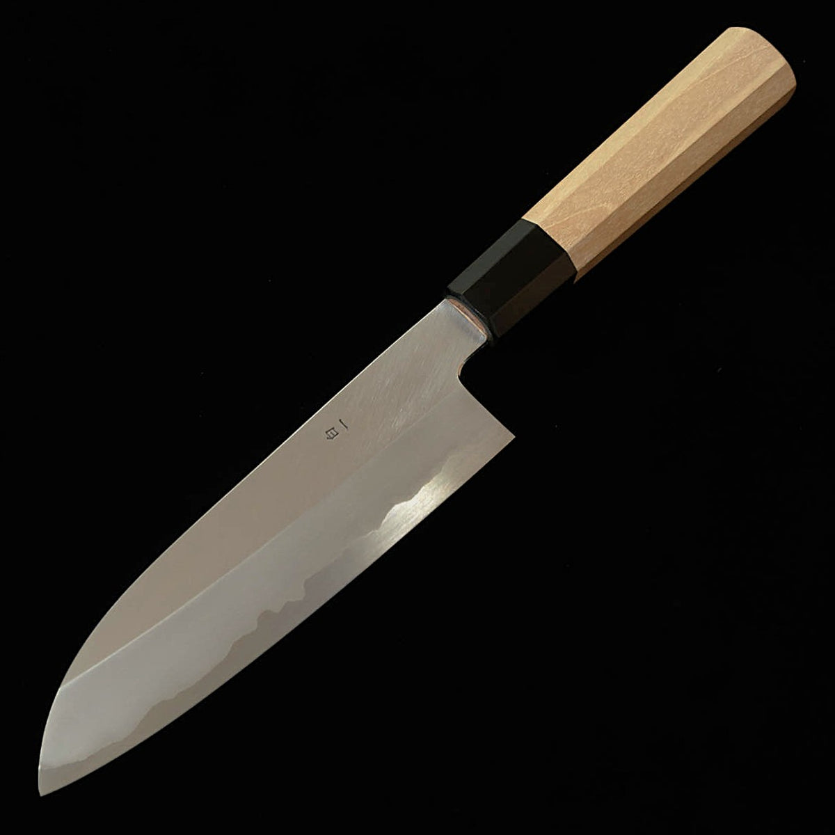 HADO Hado – Junpaku, Shirogami n°1, cœur acier blanc avec flancs inox, santoku, manche octogonal en corne de buffle (180 mm)