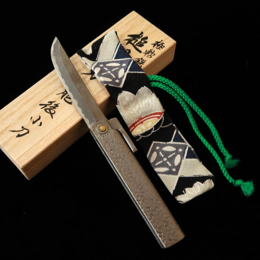 Couteau Higo forgé par Tomita, grande lame type sabre, acier doux forgé, finition lime, avec boîte en paulownia et pochette de rangement (90 mm)