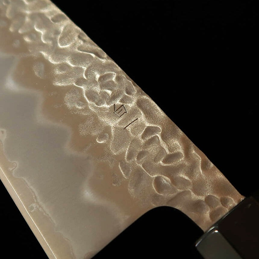 Faca Santoku MIURA Aogami Nº 1, Acabamento martelado fosco, Cabo Octogonal em Bordo (165 mm)