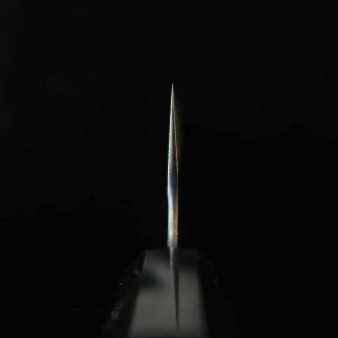 NIGARA NITOU Hamono – Santoku SG2, acabamento martelado preto, cabo octogonal em wenge (180 mm)