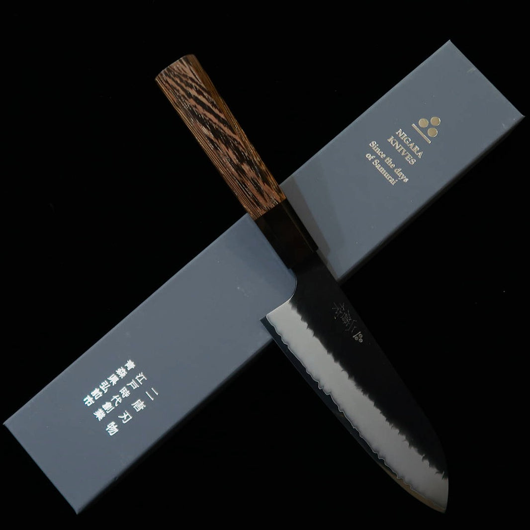 Nigara Hamono – NIGARA Santoku SG2, damas martelé noir, manche octogonal en wengé (180 mm)