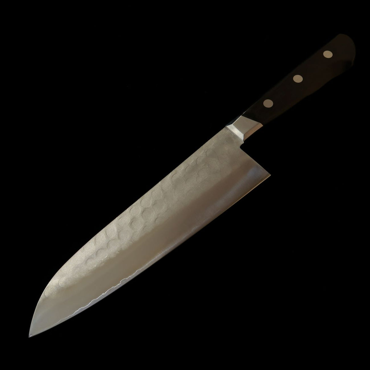 Minamoto Kotetsu santoku, aço Yasugi Aogami #2, acabamento nashiji, com tsuba, cabo em laminado preto (180 mm)