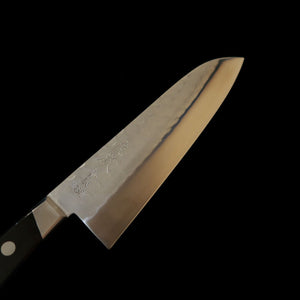 Minamoto Kotetsu santoku, aço Yasugi Aogami #2, acabamento nashiji, com tsuba, cabo em laminado preto (180 mm)